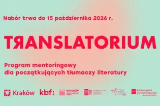 Grafika na delikatnie, pastelowo niebieskim tle różowy napis: Nabór do programu mentorskiego dla początkujących tłumaczy literatury do 15 października 2026 r.
