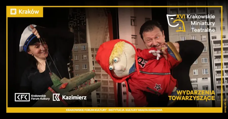 Lalkarz i lalkarka prezentują marionetki w teatralnej scenerii.