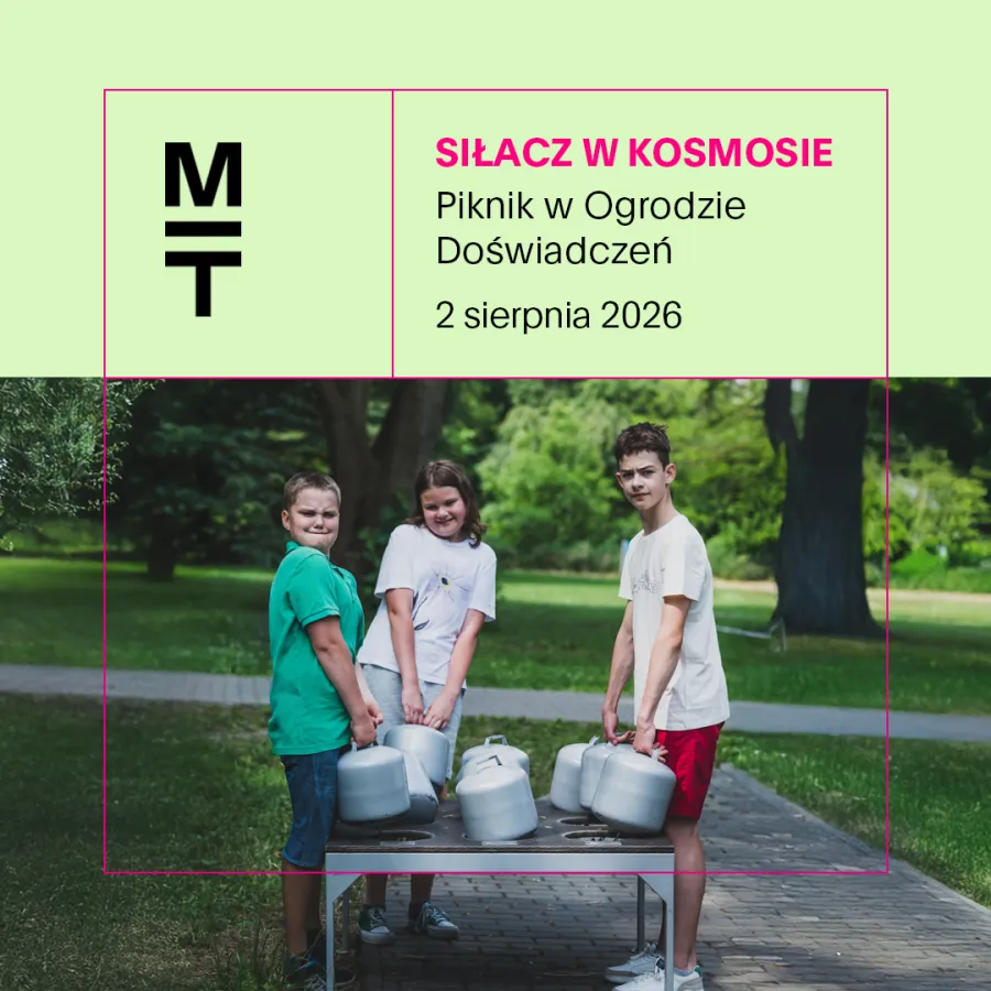 Trzy osoby niosące pojemniki z wodą podczas pikniku w ogrodzie.
