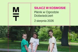Trzy osoby niosące pojemniki z wodą podczas pikniku w ogrodzie.
