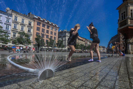Piątek pod znakiem upałów i burz. IMGW ostrzega
