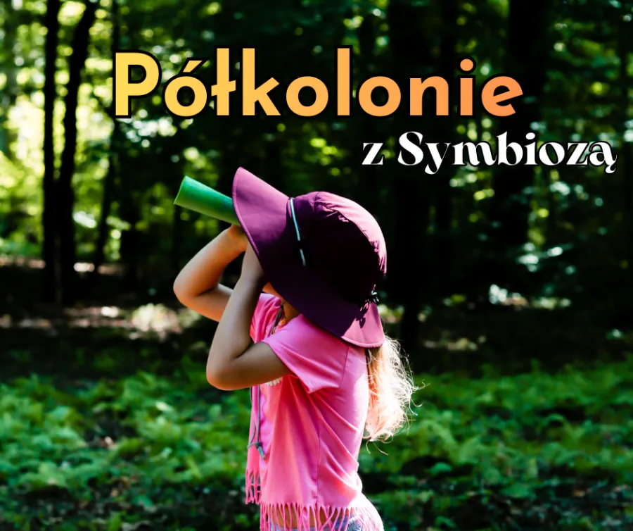 Dziecko w kapeluszu trzymające zielony przedmiot w lesie. Napisy: Półkolonie z Symbiozą.