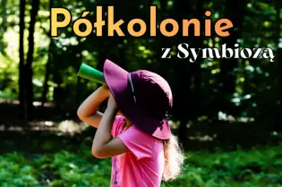 Dziecko w kapeluszu trzymające zielony przedmiot w lesie. Napisy: Półkolonie z Symbiozą.
