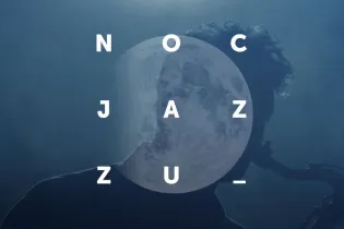 Noc jazzu z sylwetką muzyka grającego na saksofonie i pełnią księżyca.