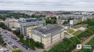 Widok na nowoczesne budynki i tereny zielone w mieście.