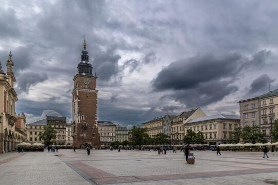 Burze nad Krakowem. IMGW wydało ostrzeżenie drugiego stopnia