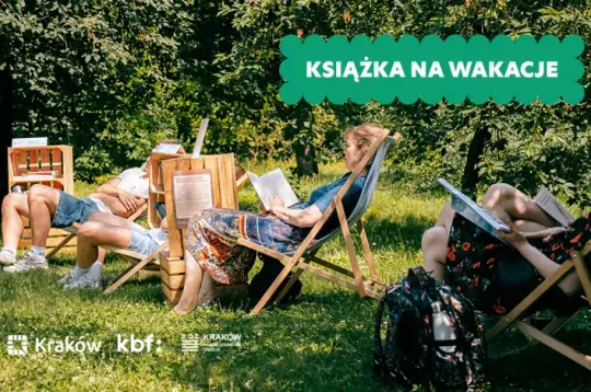 Osoby relaksujące się na leżakach, czytające książki w parku.