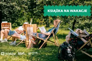 Osoby relaksujące się na leżakach, czytające książki w parku.