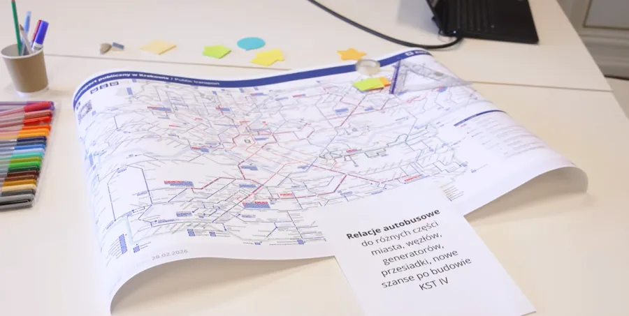 Mapa z relacjami autobusowymi i informacjami o budowie KST IV.