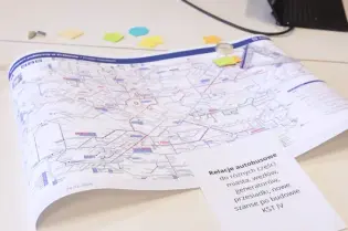 Mapa z relacjami autobusowymi i informacjami o budowie KST IV.