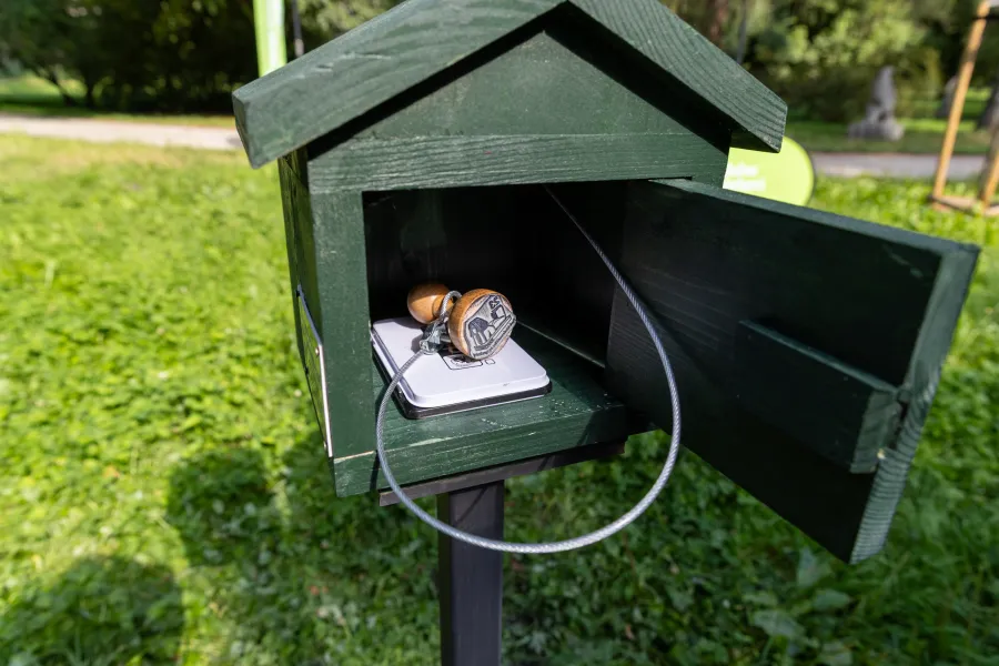 Skrzynka na listy z telefonem i słuchawkami wewnątrz.