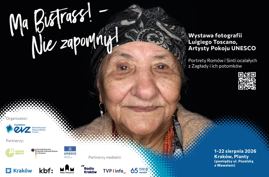 Portret starszej kobiety z wyrazem twarzy, zapraszający na wystawę fotografii.