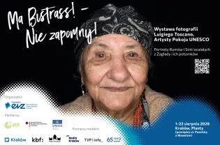 Portret starszej kobiety z wyrazem twarzy, zapraszający na wystawę fotografii.