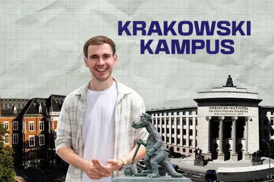 Mężczyzna z figurką smoka wawelskiego na tle budynku uczelni.