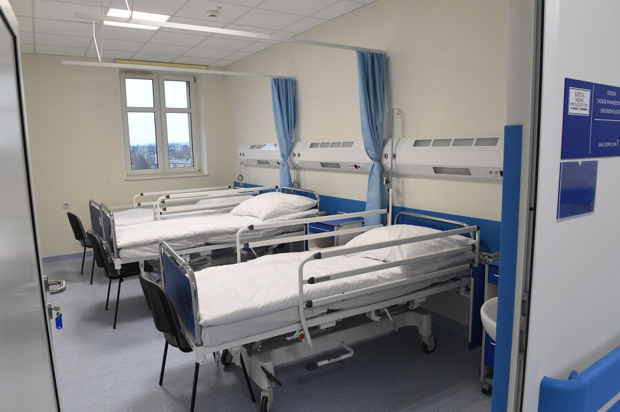 Sala szpitalna i dwa puste pościelone szpitalne łóżka 