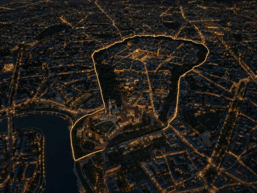 Widok na miasto nocą z podświetloną granicą historycznego obszaru.