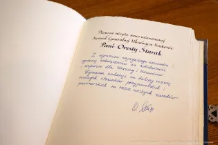 Wpis nowo mianowanej Konsul Generalnej Ukrainy do księgi pamiątkowej Miasta Krakowa dokonany 27 lipca 2026 roku w związku z wizytą kurtuazyjną w krakowskim magistracie. 