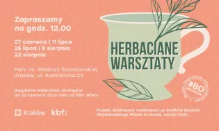 Grafika zapraszająca na warsztaty herbaciane. Na pomarańczowym tle widać zieloną filiżankę oraz liście rośliny. Pojawia się tytuł warsztatów, adres oraz terminy.