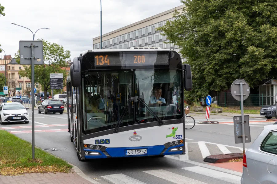Autobus linii 134 zatrzymuje się na przystanku ZOO.