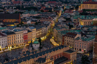 wieczorna panorama krakowskiego starego miasta z drona. widok starych kamienic i Rynku Głównego z widocznymi Sukiennicami i kościołem św. Wojciecha