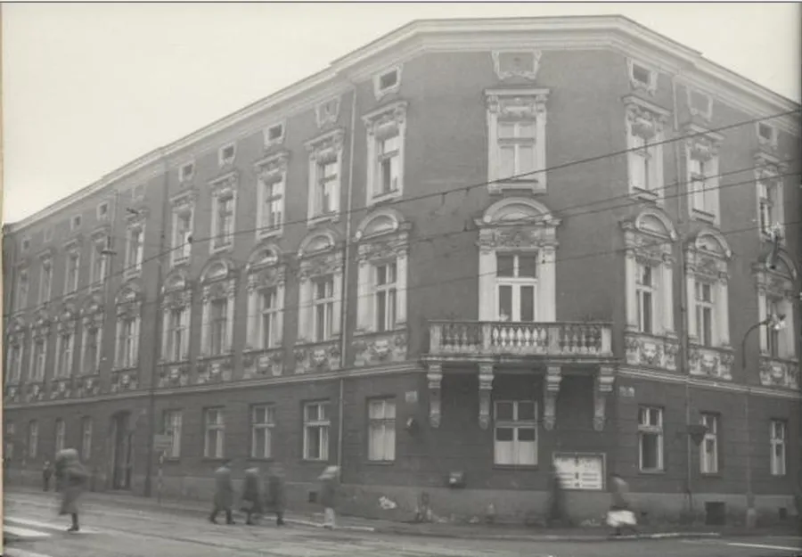 Zabytkowy budynek z ozdobnymi detalami architektonicznymi.