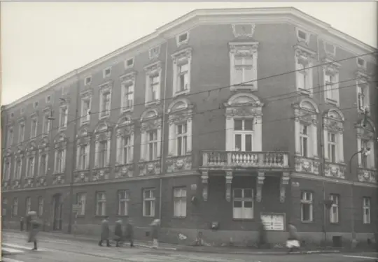Budynek z bogato zdobioną fasadą, w stylu architektonicznym z początku XX wieku.