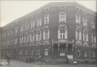 Budynek z bogato zdobioną fasadą, w stylu architektonicznym z początku XX wieku.