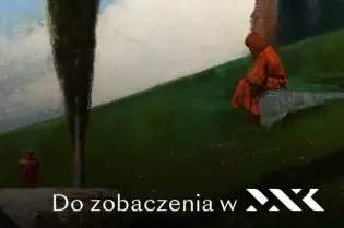 Osoba w czerwonym stroju siedząca na zielonym wzgórzu, w tle chmury i drzewa.