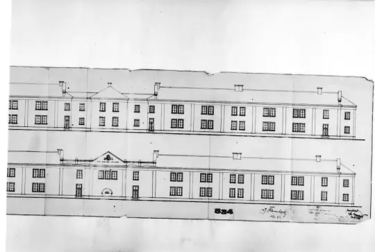 Plan architektoniczny budynku z widokiem na elewację i rozmieszczeniem okien.