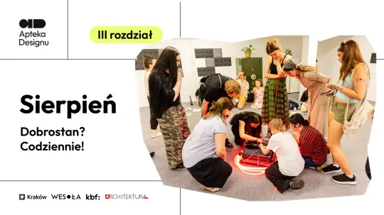 Grupa osób uczestniczy w warsztatach, pracując nad projektem z wykorzystaniem neonowego światła.