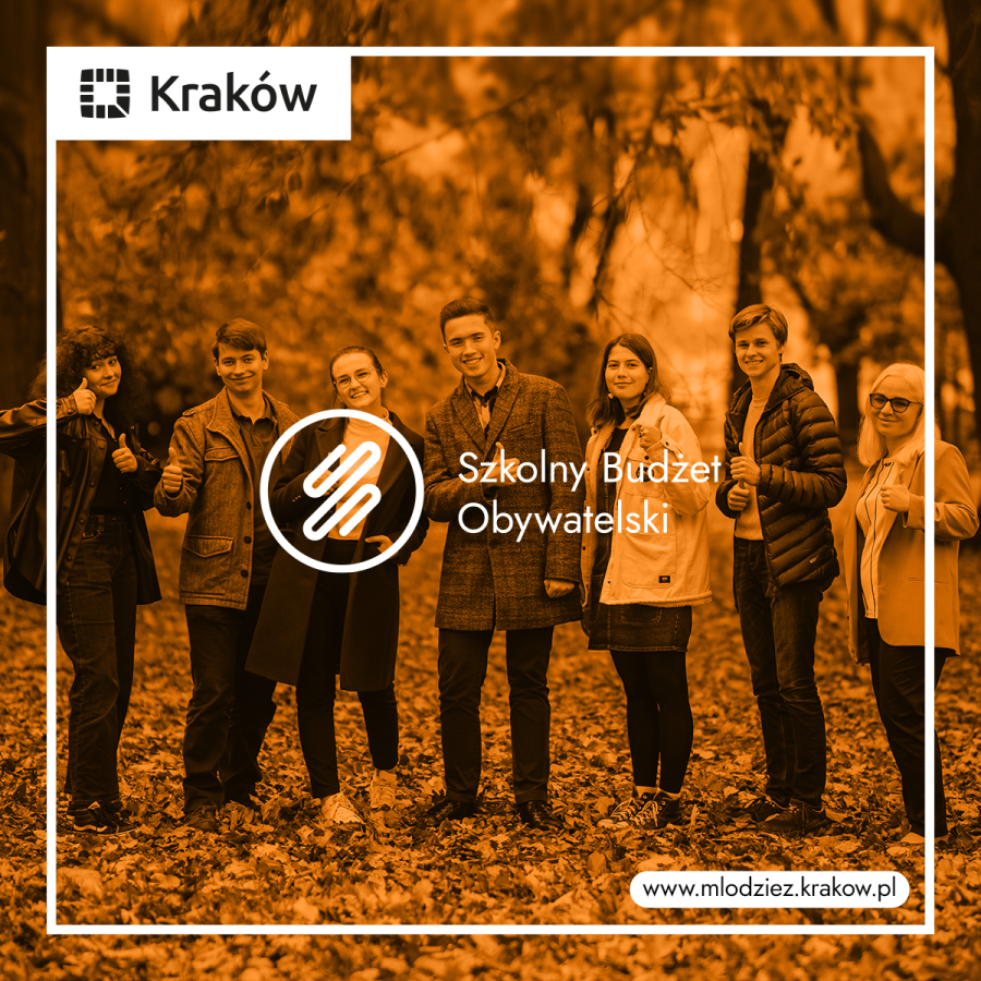 Kwadratowa grafika w pomarańczowej tonacji. W lewym górnym rogu białe pole z logo i napisem „Kraków”. Na górze zdjęcie grupy siedmiu młodych osób stojących na zewnątrz, na tle jesiennego parku z drzew