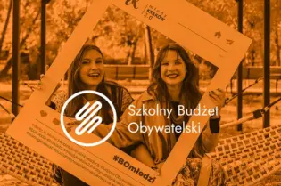 Dwie dziewczyny w ramce z napisem Szkolny Budżet Obywatelski, uśmiechają się na placu zabaw.