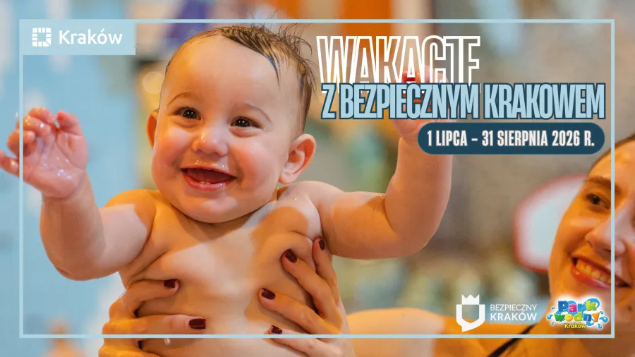Dziecko uśmiechające się radośnie, promujące wakacyjną akcję w Krakowie.
