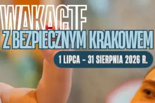 Dziecko uśmiechające się radośnie, promujące wakacyjną akcję w Krakowie.