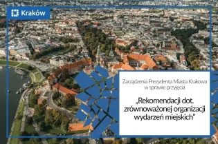 Widok na Kraków z lotu ptaka, z charakterystycznymi budynkami i zielonymi terenami.