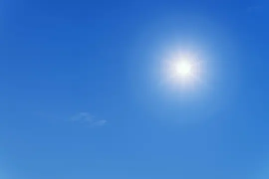 Jasne niebo z promieniującym słońcem.