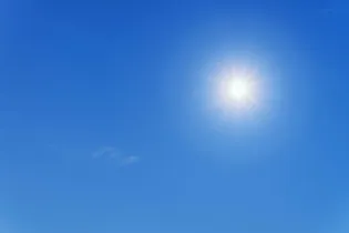 Jasne niebo z promieniującym słońcem.
