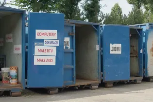 Kontenery na odpady z oznaczeniami dla różnych urządzeń elektrycznych.