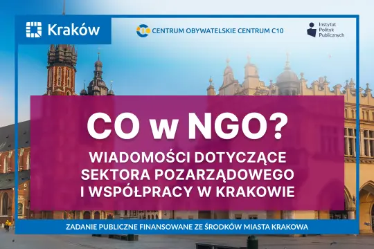Grafika promująca cykl „Co w NGO?” dotyczący wiadomości o sektorze pozarządowym i współpracy w Krakowie. W tle widoczny jest Rynek Główny w Krakowie.