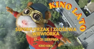 Superfutrzak w okularach i pelerynie, promujący kino latem. Data i miejsce wydarzenia.