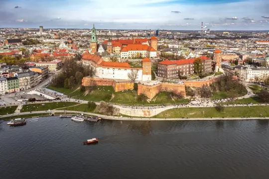 Wawel z zamkiem i katedrą, Wisła oraz panorama Krakowa.