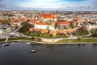 Wawel z zamkiem i katedrą, Wisła oraz panorama Krakowa.