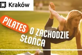 Kobieta ćwiczy pilates na tle zachodzącego słońca w Krakowie.