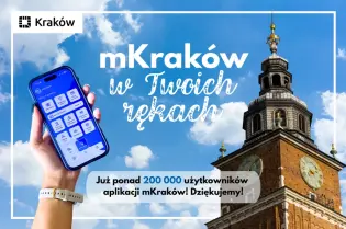Aplikacja mKraków z interfejsem na tle wieży ratuszowej w Krakowie.