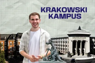 Mężczyzna z figurką smoka wawelskiego na tle budynku uczelni.