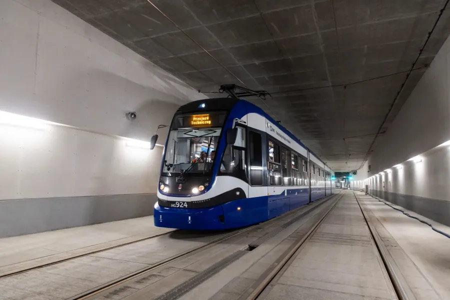 Przejazd próbny tramwaju w tunelu tramwajowym do Mistrzejowic