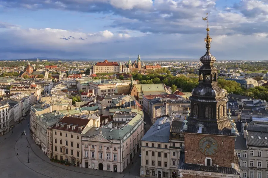 Widok na Kraków z wieży, z dominującą sylwetką kościoła i Wawelu w tle.