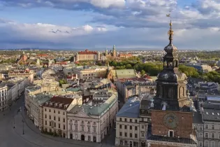 Widok na Kraków z wieży, z dominującą sylwetką kościoła i Wawelu w tle.