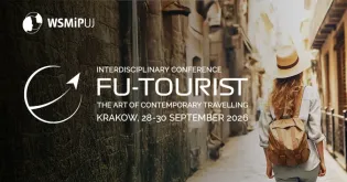 Kobieta z plecakiem spacerująca w wąskiej uliczce, zaproszenie na konferencję FU-TOURIST w Krakowie.