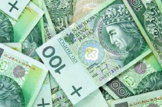 Grafika przedstawia rozrzucone banknoty stu złotowe.